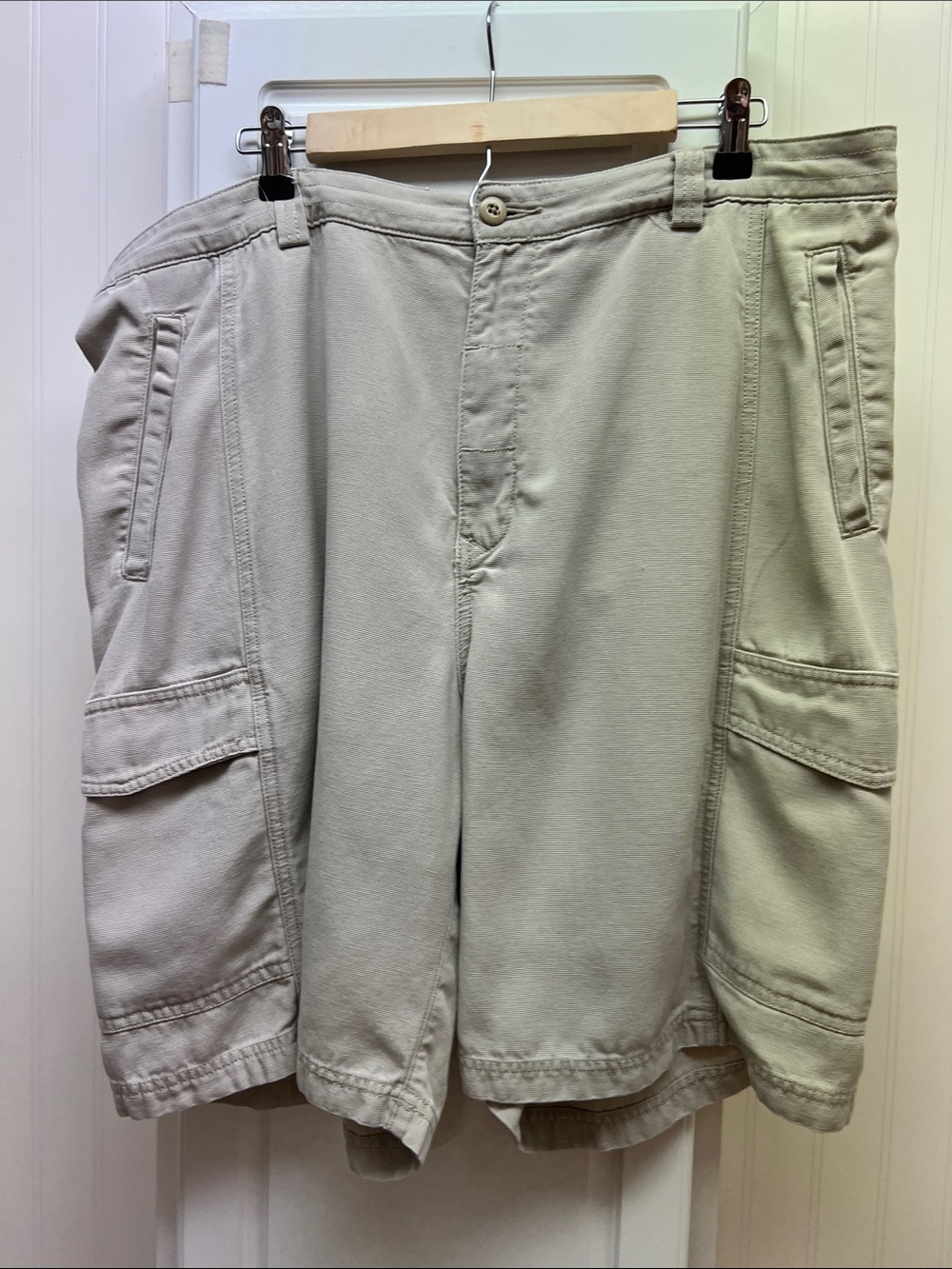 Tommy Bahama Men's Cargo Shorts in Light Khaki